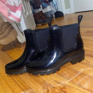 London Fog rain boots size 10! Fit a 9.5 and have never been worn!